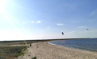 Markerwaarddijk, am Strand die Kitesurfer &ndash; &copy; Simone Willner (Eberhardt TRAVEL)
