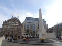 Amsterdam - Damplatz mit Nationalmonument für die Opfer des Zweiten Weltkrieges &ndash; &copy; Hartwig Köllner (Eberhardt TRAVEL)