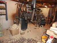 Hier wird der Fussraum im Holzschuh ausgebohrt &ndash; &copy; Michael Krause (Eberhardt TRAVEL)