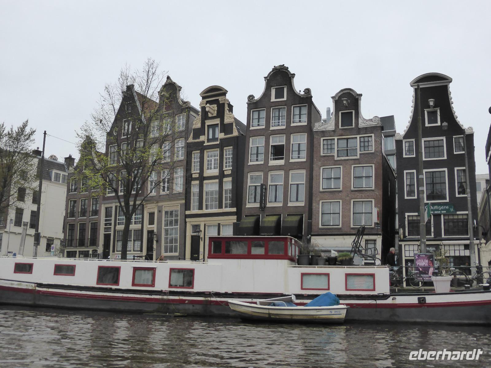 Amsterdam - schiefesten Häuser &ndash; &copy; Claudia Bernhardt (Eberhardt TRAVEL)