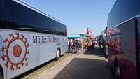 Am Blumenstand nahe des Keukenhofes (links unser Bus der Fa. Müller.Bus.Reisen Stolpen) &ndash; &copy; Stefan Jahnke (Eberhardt TRAVEL)
