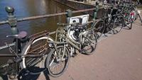 Überall werden Fahrräder angeschlossen in Amsterdam &ndash; &copy; Stefan Jahnke (Eberhardt TRAVEL)
