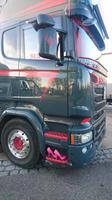 Hat der Herr Trucker auf einem Parkplatz unterwegs etwa die Dame seines Herzens an Bord? Siehe Schuhe unten auf Trittbrett ;-) &ndash; &copy; Stefan Jahnke (Eberhardt TRAVEL)
