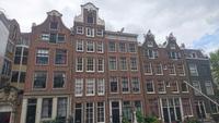 Viele Giebel mit Flaschenzugarm im Amsterdam