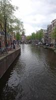 Grachten verbreiten Ruhe in Amsterdam