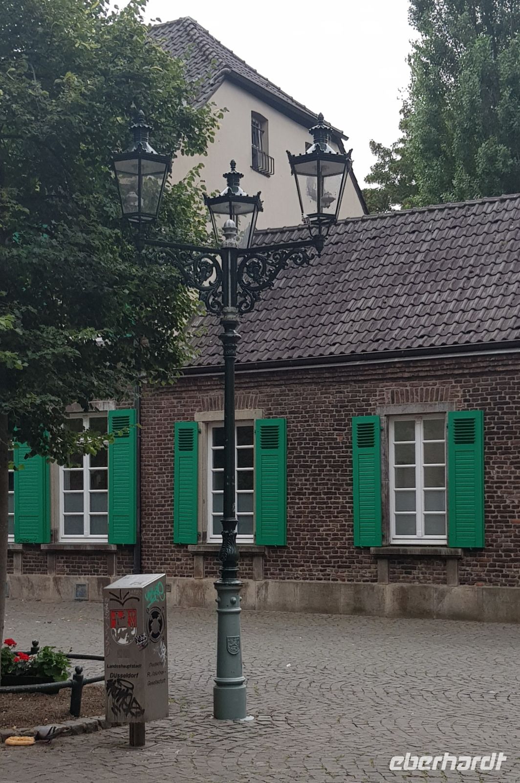 Düsseldorf - Gaslaterne in der Altstadt.jpg &ndash; &copy; Marion Kottlos (Eberhardt TRAVEL)