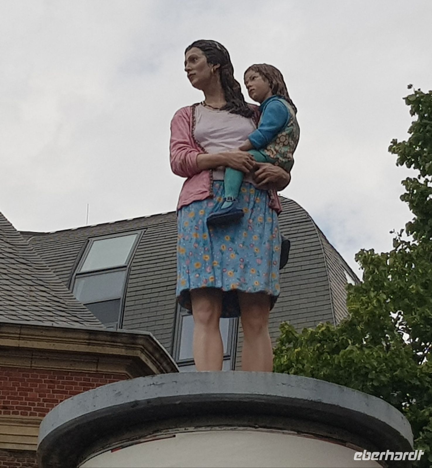 Düsseldorf - Mutter mit Kind auf einer Litfaßsäule.jpg &ndash; &copy; Marion Kottlos (Eberhardt TRAVEL)