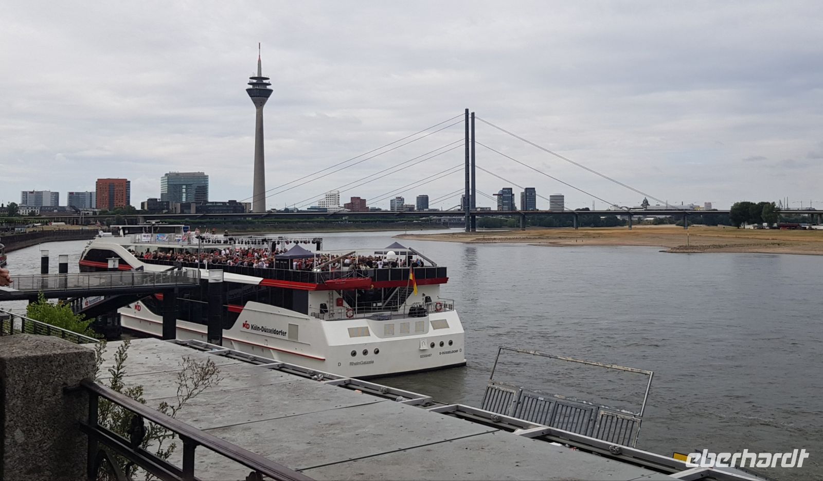 Düsseldorf - Partyschiff am Rheinufer und Blick zum Fernsehturm.jpg &ndash; &copy; Marion Kottlos (Eberhardt TRAVEL)