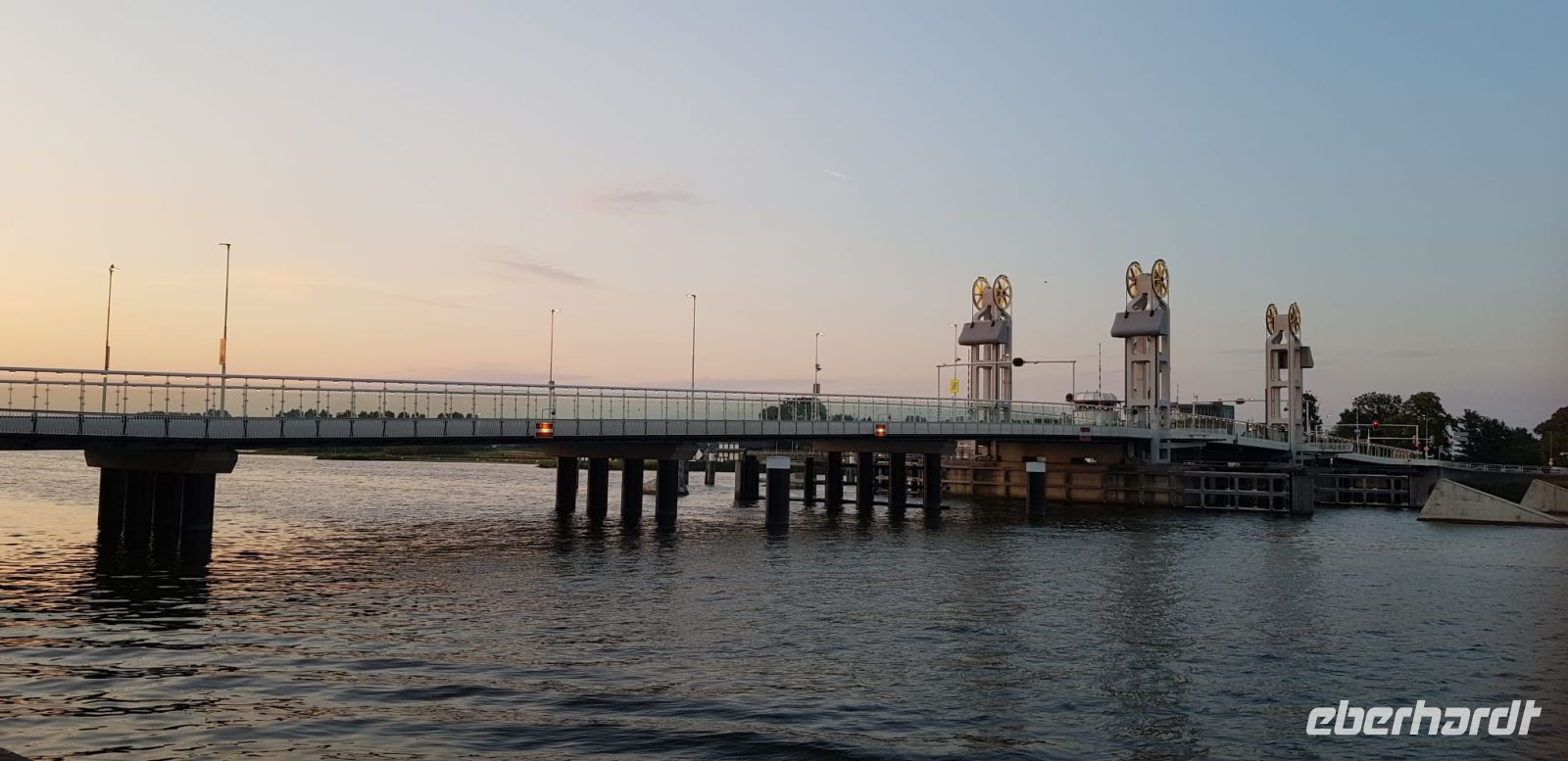 Abendspaziergang in Kampen - Stadtbrücke.jpg &ndash; &copy; Marion Kottlos (Eberhardt TRAVEL)