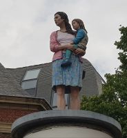 Düsseldorf - Mutter mit Kind auf einer Litfaßsäule.jpg &ndash; &copy; Marion Kottlos (Eberhardt TRAVEL)