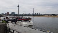 Düsseldorf - Partyschiff am Rheinufer und Blick zum Fernsehturm.jpg &ndash; &copy; Marion Kottlos (Eberhardt TRAVEL)
