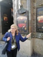 Carole zeigt uns das Tuschinski-Theater in Amsterdam &ndash; &copy; Andrej Kulikov (Eberhardt TRAVEL)