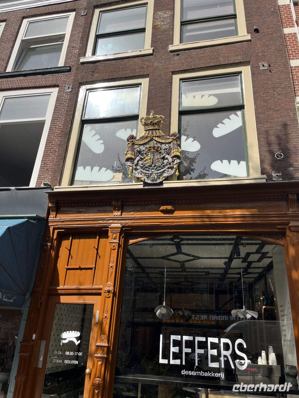 Den Haag- königliches Wappen- in der Herengracht- Denkmal geschütztes Gebäude &ndash; &copy; Renate Grafe (Eberhardt TRAVEL)