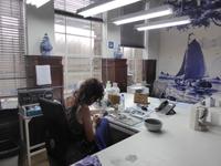Delft - Royal Delft - Meistermalerin &ndash; &copy; Claudia Bernhardt (Eberhardt TRAVEL)