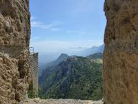 diesiger Blick entlang der Berge