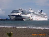 DSCI0272_zwei Kreuzfahrtriesen im Hafen Puntarenas &ndash; &copy; Sandra Mahr (Eberhardt TRAVEL)
