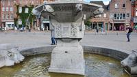Tine- Brunnen, Fische und Rinder stehen für Fischerei u d Viehhandel &ndash; &copy; Marlies Thrum (Eberhardt TRAVEL)