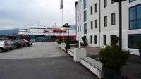 189 Alesund, Quality Hotel Waterfront und Hurtigrutenschiff &ndash; &copy; Konrad Füssel (Eberhardt TRAVEL)