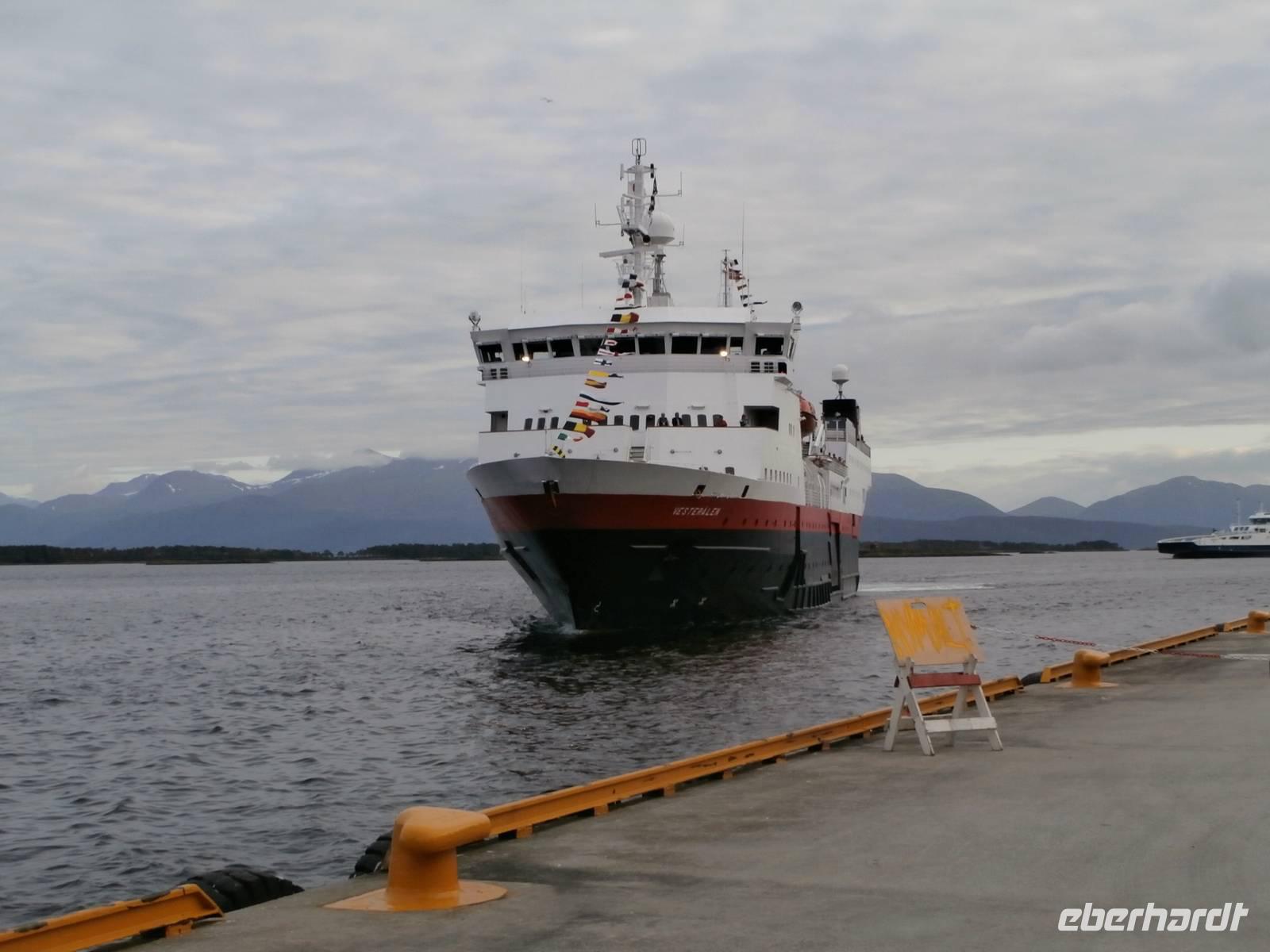 Hurtigrutenschiff Vesteralen &ndash; &copy; Ingrid Langer (Eberhardt TRAVEL)