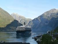 Tui Mein Schiff im Geirangerfjord &ndash; &copy; Ingrid Langer (Eberhardt TRAVEL)