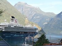 Tui Mein Schiff im Geirangerfjord &ndash; &copy; Ingrid Langer (Eberhardt TRAVEL)