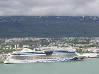 AIDAluna im HAfen von Akureyri &ndash; &copy; Annette Weise (Eberhardt TRAVEL)