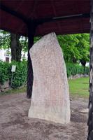Der Rökstenen - Skandinaviens grösster Runenstein &ndash; &copy; Martin BÜchner (Eberhardt TRAVEL)