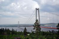 Die Högakustenbron - eine 1.867m lange HÃ€ngebrÜcke Über den ÁngermanÃ€lven - Höhe 186m - lichte Höhe 40m (Höhe der Fahrbahn Über dem GewÃ€sser) &ndash; &copy; Martin BÜchner (Eberhardt TRAVEL)