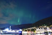 Bergen bei Nacht und...mit Polarlicht!!!! &ndash; &copy; Martin Büchner (Eberhardt TRAVEL)
