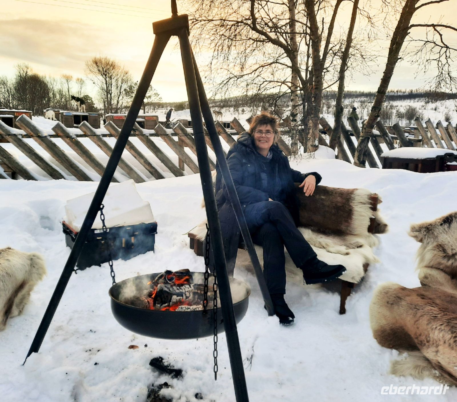 Norwegen - am wärmenden Lagerfeuer auf der Husky Farm.jpg &ndash; &copy; Annett Müller (Eberhardt TRAVEL)