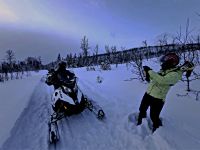 Norwegen -Motorschlitten Fahrt - next Dream Team mit Solo.JPG &ndash; &copy; Annett Müller (Eberhardt TRAVEL)