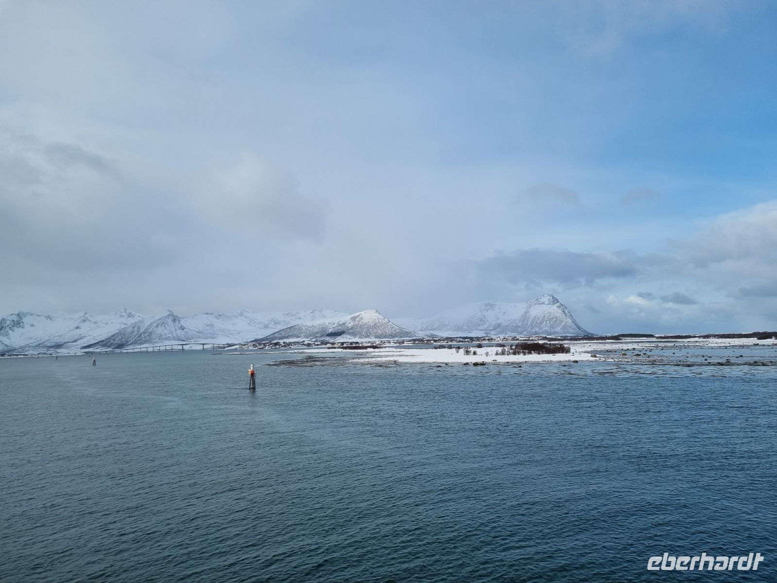 ...unterwegs zwischen Harstad und Stamsund... (Fahrt durch den Risøy-Kanal) &ndash; &copy; Katrin Deutschbein (Eberhardt TRAVEL)