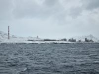 ...nördlich von Hammerfest - Insel Melkøya (Erdgasverflüssigungsanlage) &ndash; &copy; Katrin Deutschbein (Eberhardt TRAVEL)