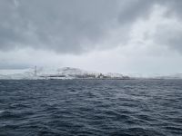 ...nördlich von Hammerfest - Insel Melkøya (Erdgasverflüssigungsanlage) &ndash; &copy; Katrin Deutschbein (Eberhardt TRAVEL)