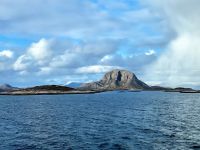 Tag 10 - Torghatten aus der Ferne.jpg &ndash; &copy; Christin Kuschka (Eberhardt TRAVEL)