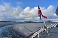 Hurtigruten - MS Polarlys - Nordland - Helgelandskysten - Brønnøysund - Berg Torghatten &ndash; &copy; Martin Büchner (Eberhardt TRAVEL)