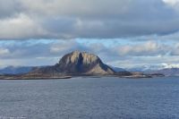 Hurtigruten - MS Polarlys - Nordland - Helgelandskysten - Brønnøysund - Berg Torghatten &ndash; &copy; Martin Büchner (Eberhardt TRAVEL)