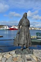 Hurtigruten - MS Polarlys - Kristiansund - Klippfischfrau &ndash; &copy; Martin Büchner (Eberhardt TRAVEL)