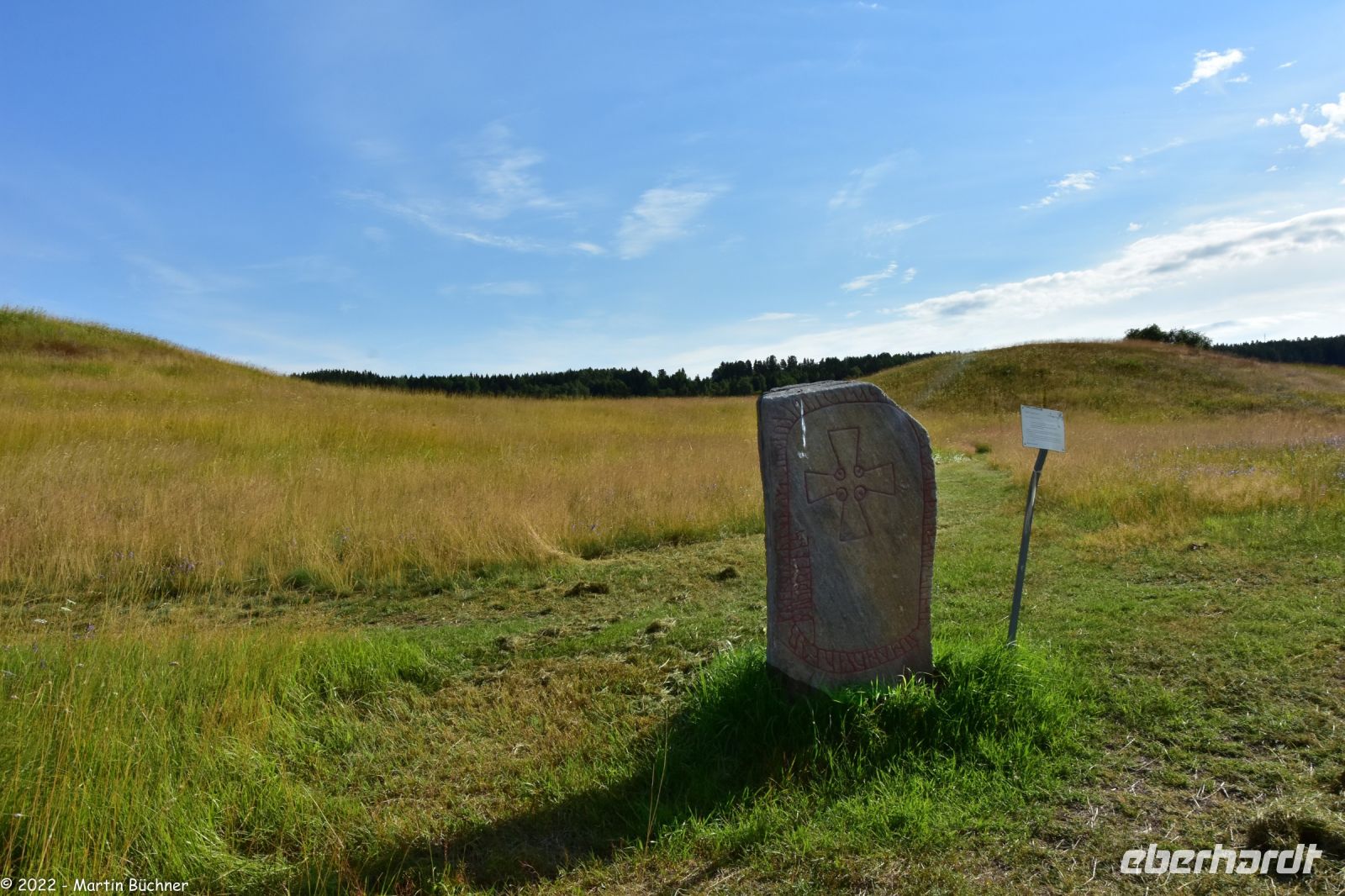 Eisenzeitliche Grabhügel in Sundsvall und Runenstein &ndash; &copy; Martin Büchner (Eberhardt TRAVEL)