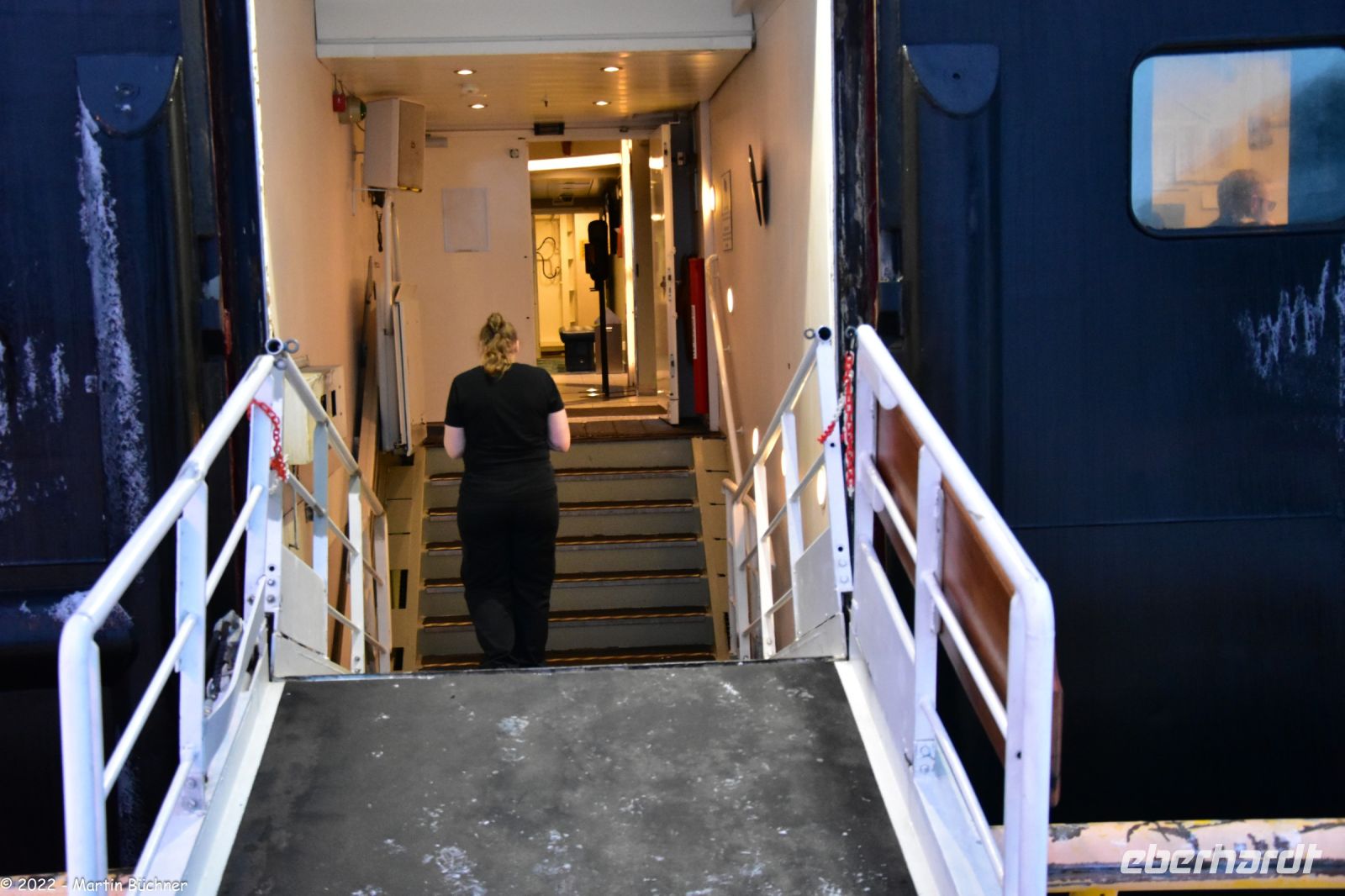 Hurtigruten - M/S Trollfjord - absolutes Niedrigwasser (Ebbe) macht das mit der Gangway manchmal kompliziert &ndash; &copy; Martin Büchner (Eberhardt TRAVEL)