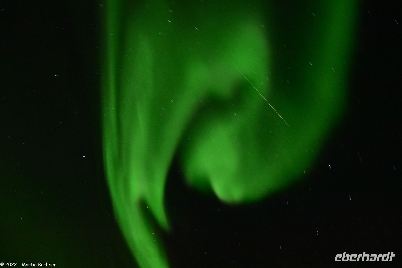 Polarlicht über dem Vestfjord - wieder eine große Sternschnuppe - Streifen im Bild!!! &ndash; &copy; Martin Büchner (Eberhardt TRAVEL)