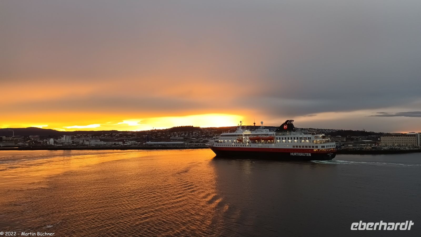 Morgenstimmung in Trondheim - Nordwärtsgehende Hurtigrute M/S Richard With &ndash; &copy; Martin Büchner (Eberhardt TRAVEL)