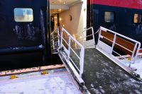 Hurtigruten - M/S Trollfjord - absolutes Niedrigwasser (Ebbe) macht das mit der Gangway manchmal kompliziert &ndash; &copy; Martin Büchner (Eberhardt TRAVEL)
