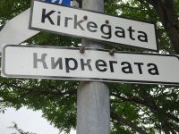 Kirkenes zweisprachig &ndash; &copy; Hartwig Köllner (Eberhardt TRAVEL)
