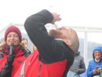Sven ist ganz tapfer und trinkt ein halbes Glas Lebertran &ndash; &copy; Heike Heinen (Eberhardt TRAVEL)
