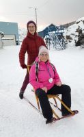 RL Ingrid auf einem Typ. Schlitten  &ndash; &copy; Ingrid Langer (Eberhardt TRAVEL)