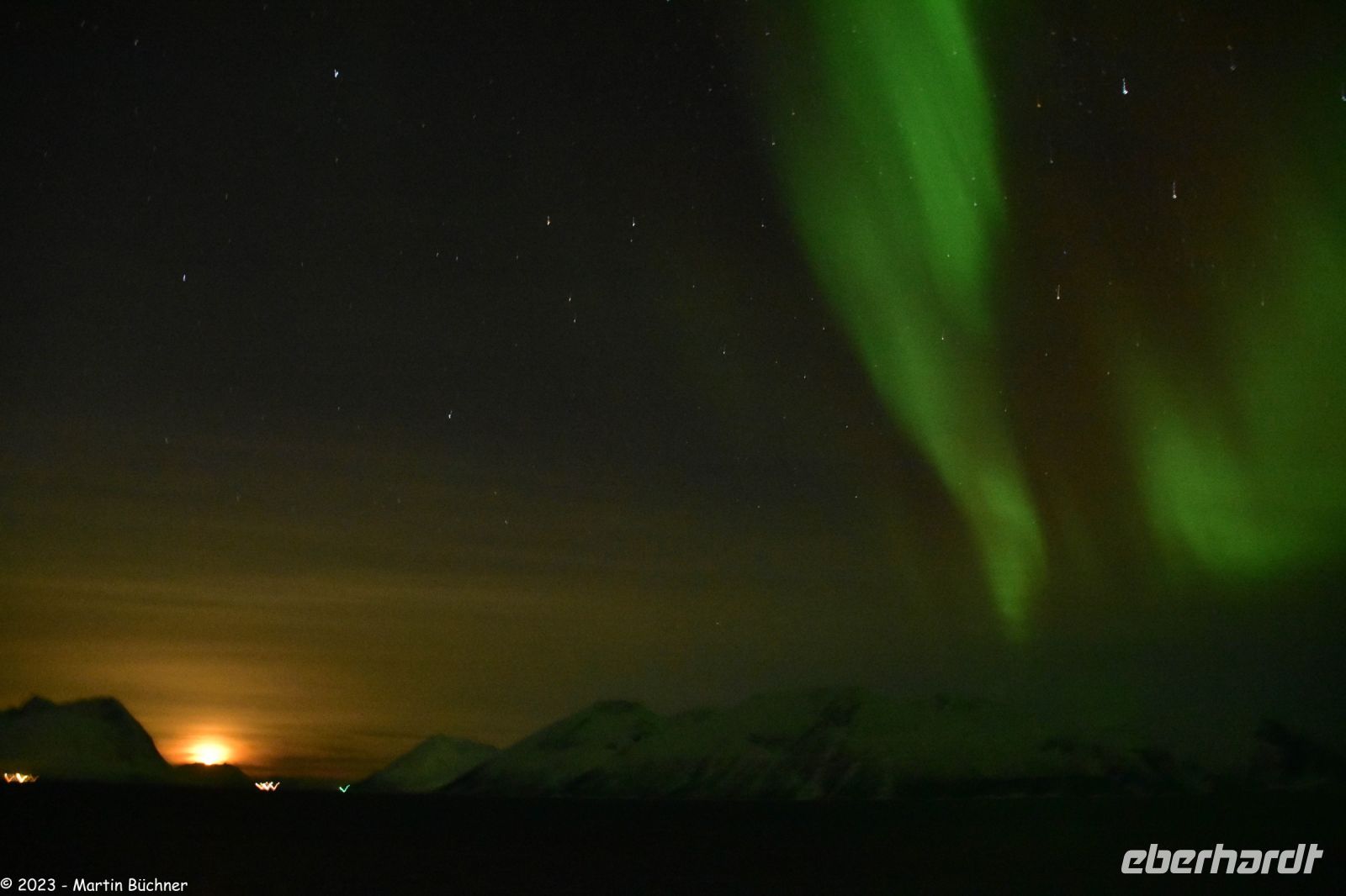 Skjervøy geht immer - Polarlicht mit Mond! &ndash; &copy; Martin Büchner (Eberhardt TRAVEL)