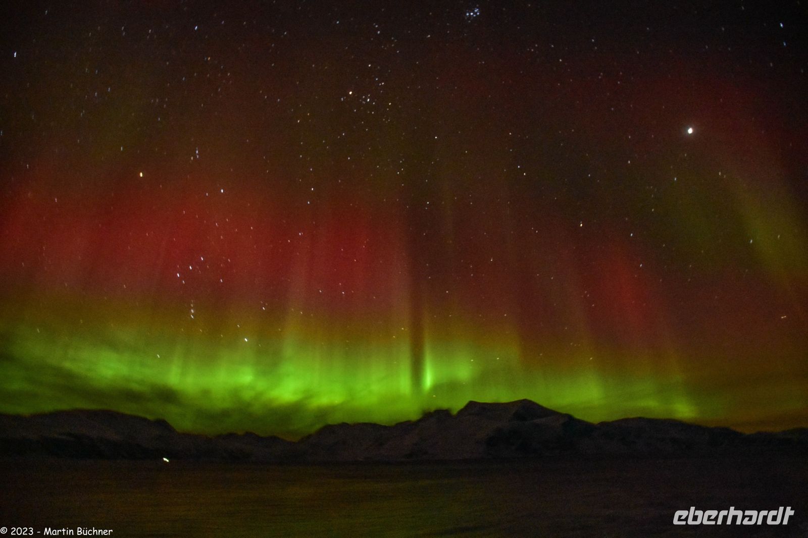 Skjervøy geht immer - seltenes rotes Polarlicht! &ndash; &copy; Martin Büchner (Eberhardt TRAVEL)