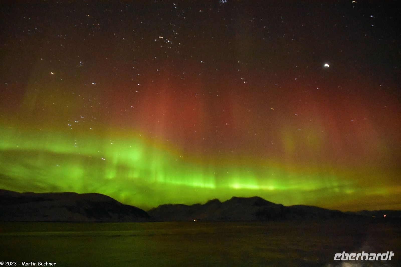 Skjervøy geht immer - seltenes rotes Polarlicht! &ndash; &copy; Martin Büchner (Eberhardt TRAVEL)