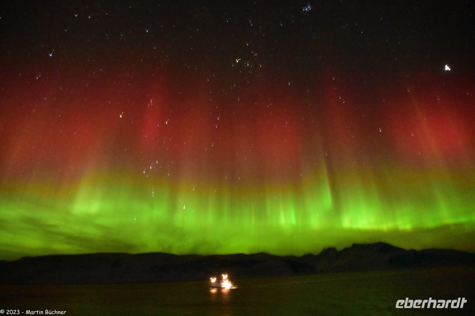 Skjervøy geht immer - seltenes rotes Polarlicht! &ndash; &copy; Martin Büchner (Eberhardt TRAVEL)